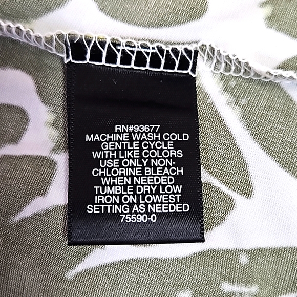 Liz Claiborne Palm Printed Blouse Green and White with pleated neckline Size MT - Picture 9 of 9